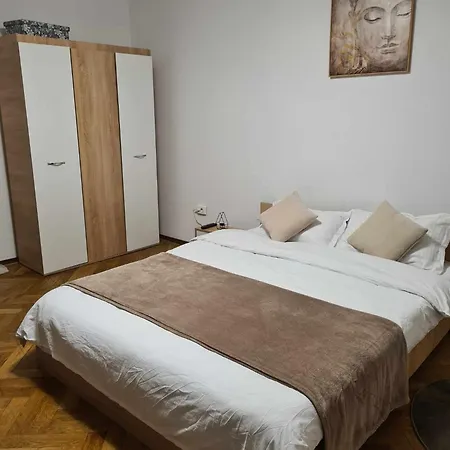 Madalina's House - Cozy 2-bedroom *